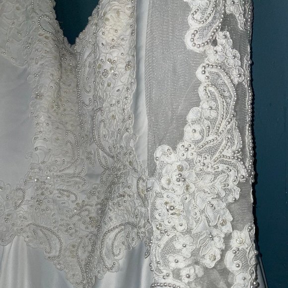 💍 Elegant A-Line Satin Wedding Gown – Lace, Beading & Pearl Detail 💍 - Picture 4 of 5